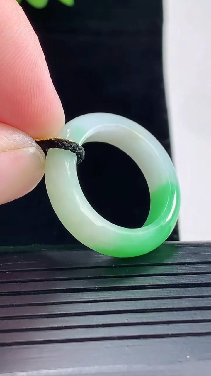 天然A货翡翠玉指环 戒指，尺寸18.5-6-4重量:4.82g2026年5月9日
工厂直销收藏佳品,种好水足，色泽均匀，有种有色，上手高大气！