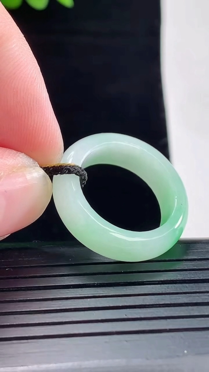 天然A货翡翠玉指环 戒指，尺寸18.2-6.2-3.6重量:4.58g2026年5月9日
工厂直销收藏佳品,种好水足，色泽均匀，有种有色，上手高大气！
