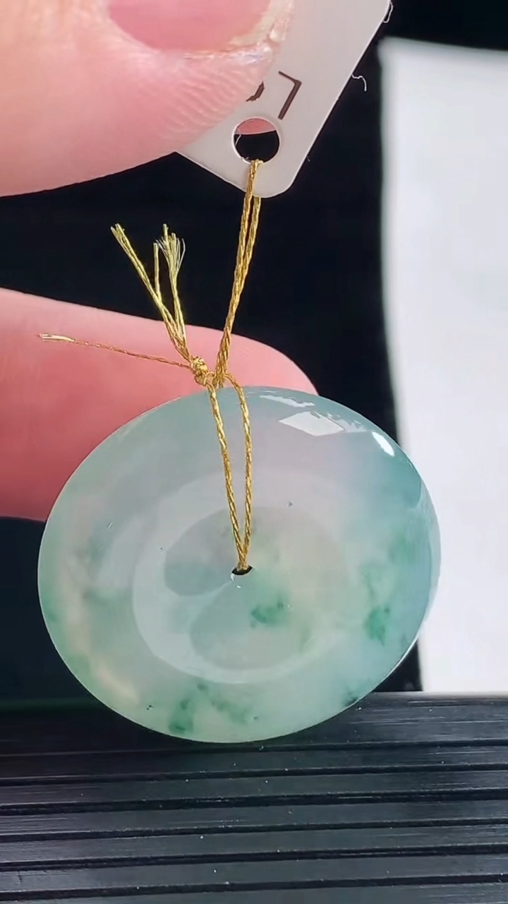 天然A货翡翠冰种飘花平安扣吊坠，尺寸27.5-5.8重量:8.84g
5月9日