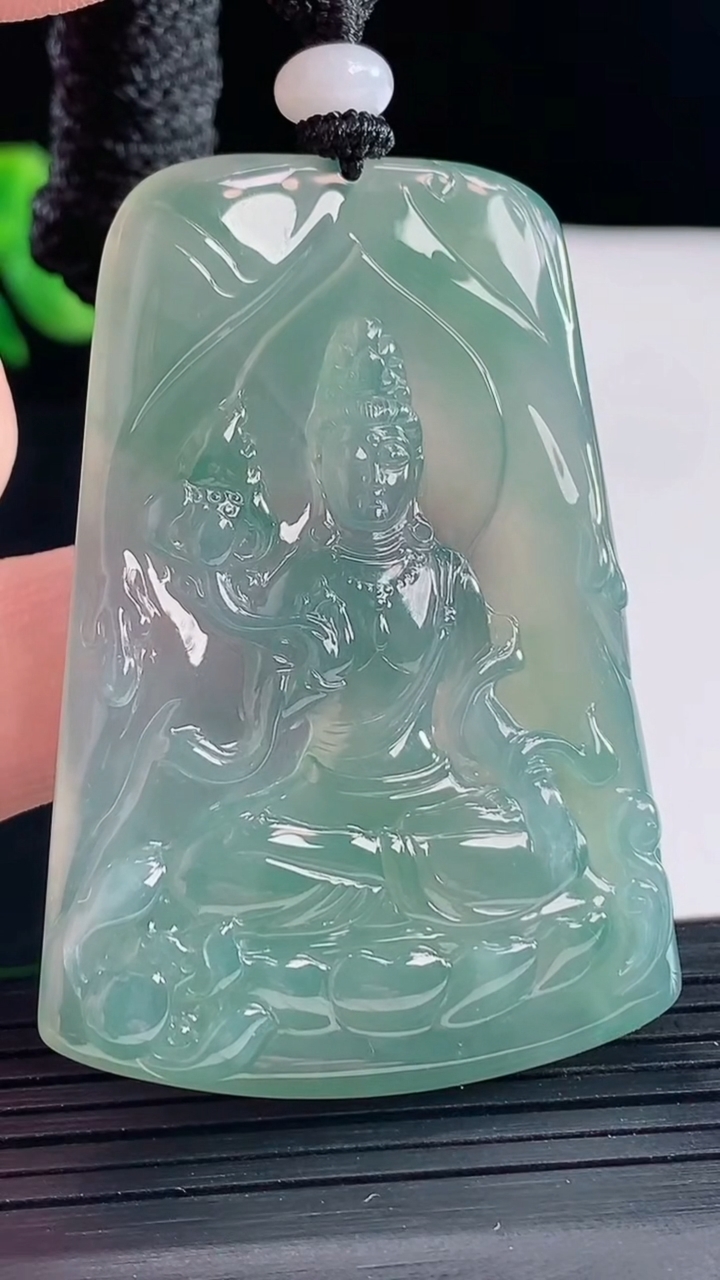 天然A货翡翠大势至菩萨吊坠，尺寸55.6-39-5.2重量:28.13g
5月9日
