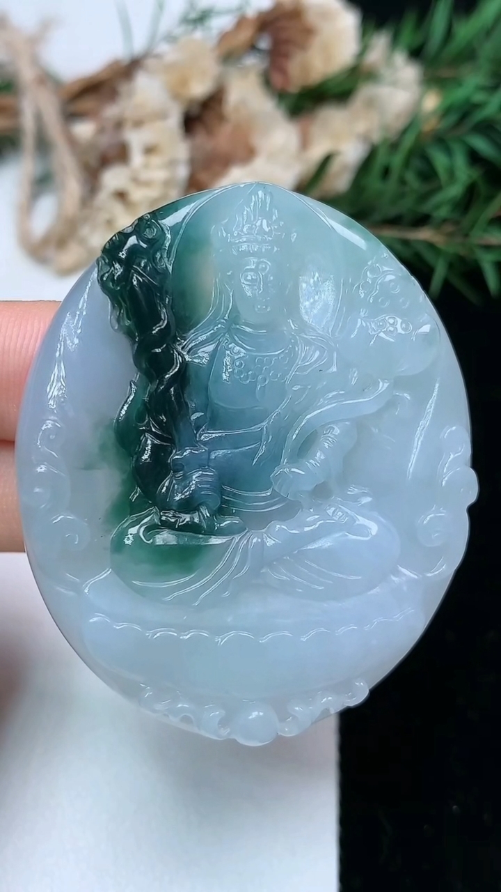 天然A货翡翠飘花虚空藏观音菩萨吊坠，尺寸50.8-42.4-7.3，重量:31.34g
5月9日