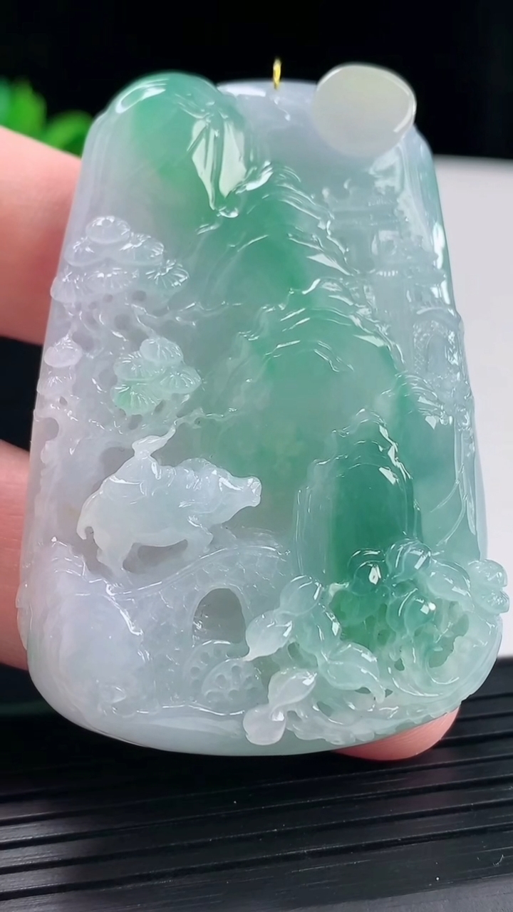 天然A货翡翠山水牌吊坠，尺寸60-41-11重量:58.46g
5月9日