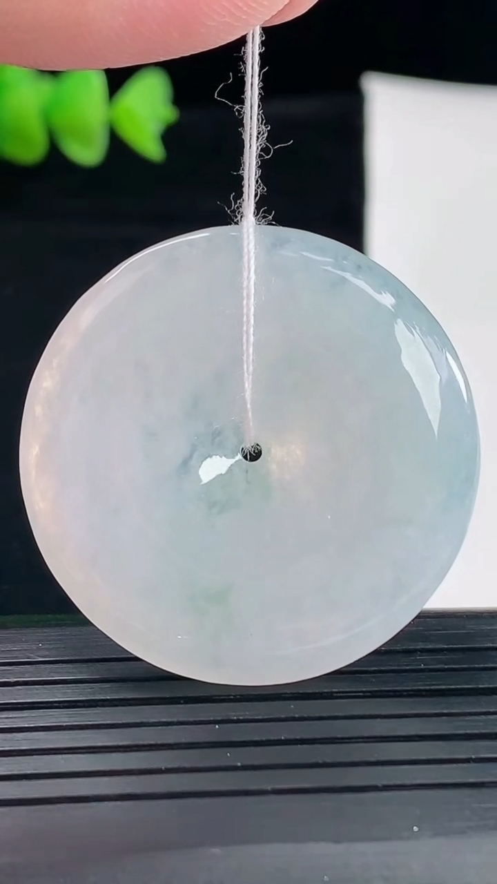 天然A货翡翠平安扣吊坠，尺寸37-5.5重量:16.19g
5月9日