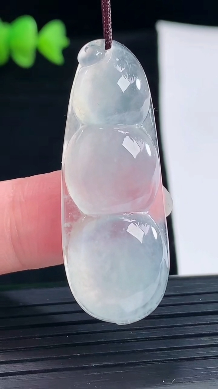天然A货翡翠福豆吊坠，尺寸43.6-16.5-5.6重量:7.64g
5月9日