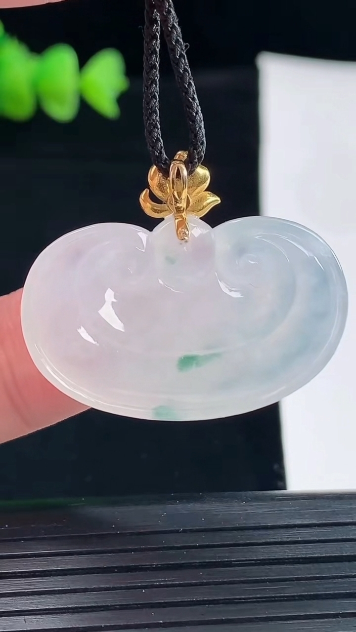 天然A货翡翠种飘花如意头吊坠，尺寸19.5-32-6.5重量:8.87g
5月9日