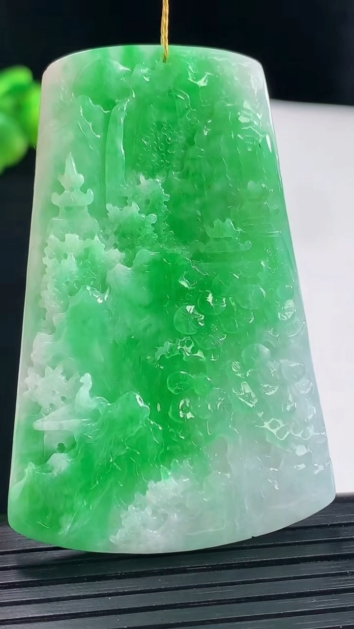 天然A货翡翠山水牌吊坠，尺寸60.5-40-6重量:29.31g
5月9日
