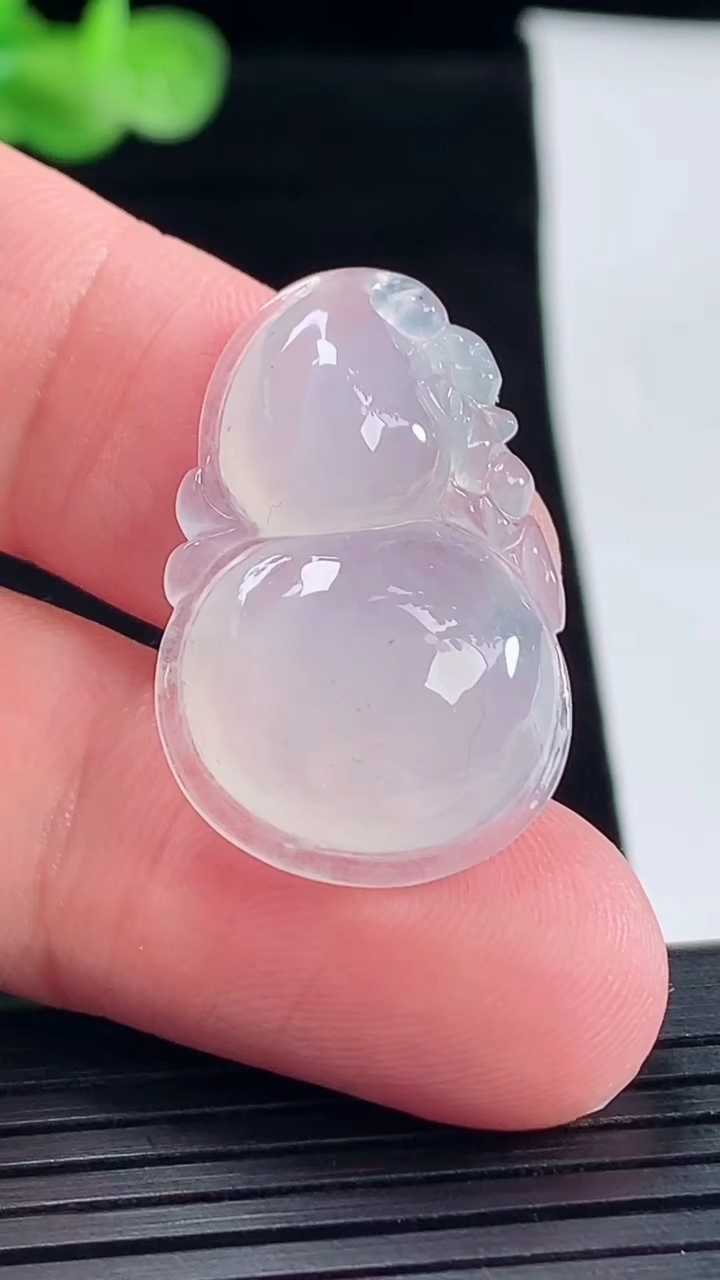 天然A货翡翠葫芦吊坠，尺寸29.5-19-6重量:5.00g
5月9日