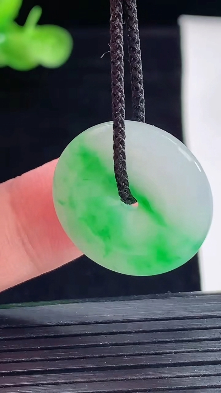 天然A货翡翠平安扣吊坠，尺寸23-5重量:5.65g
5月9日