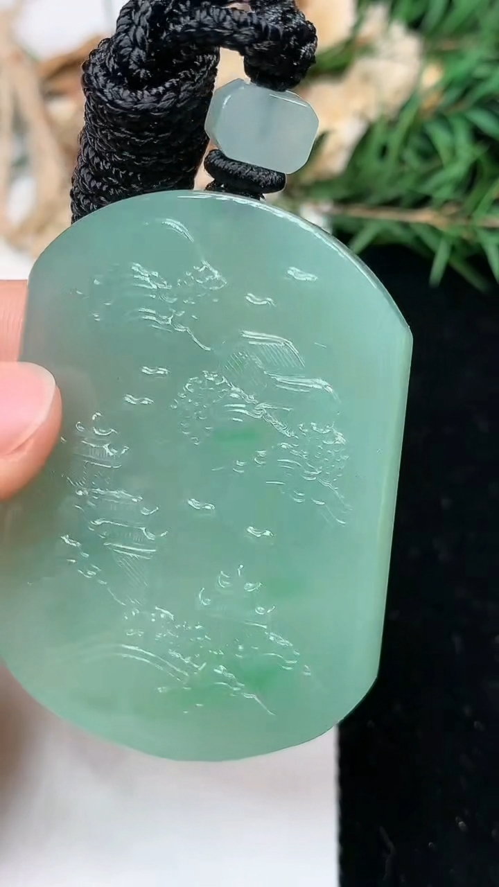 天然A货翡翠山水牌吊坠，尺寸49.2-36.7-5.6，重量:30.19g
5月9日