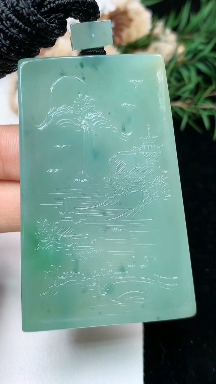 天然A货翡翠山水牌吊坠，尺寸60-39.8-5.9，重量:43.65g
5月9日