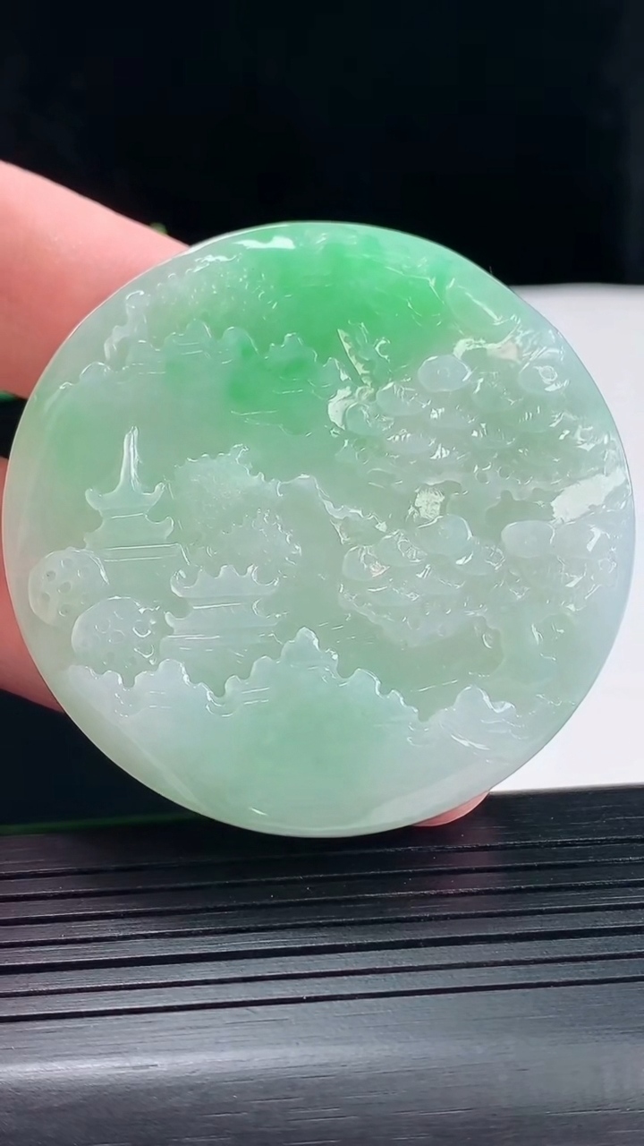 天然A货翡翠山水牌吊坠，尺寸53-5.5重量:37.65g
5月9日