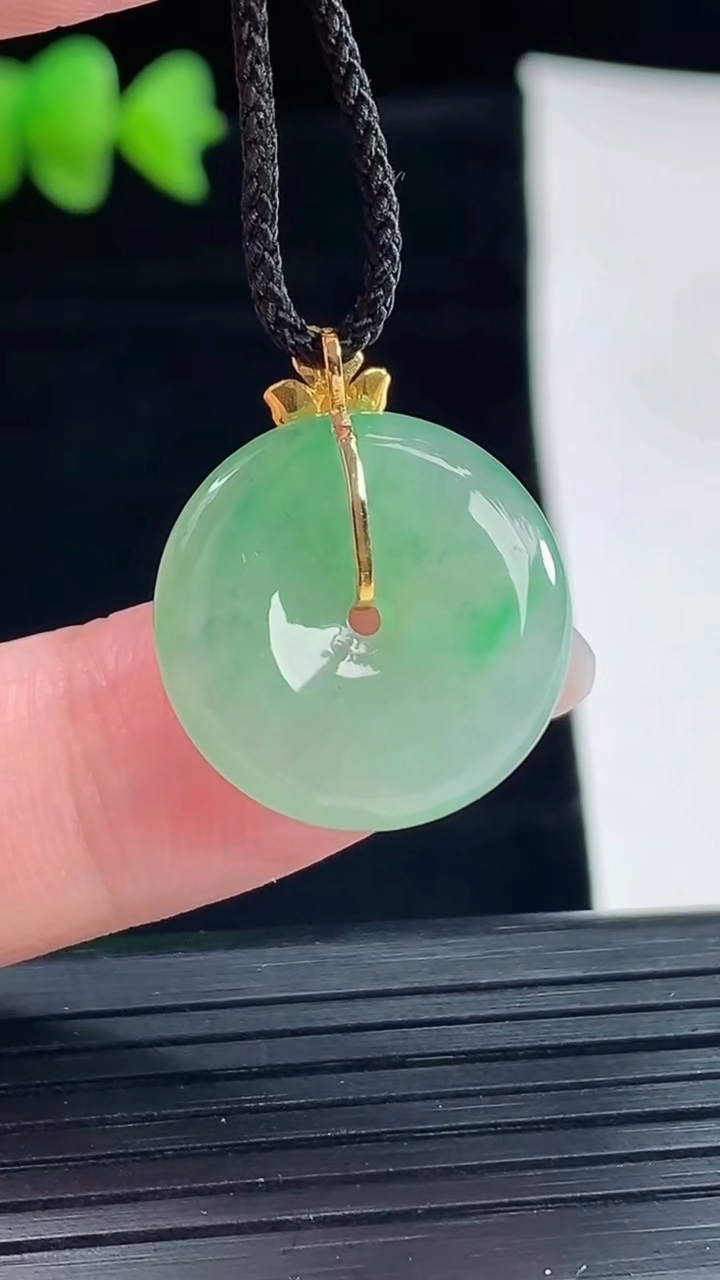 天然A货翡翠平安扣吊坠，尺寸19-4.2重量:3.44g
5月9日
