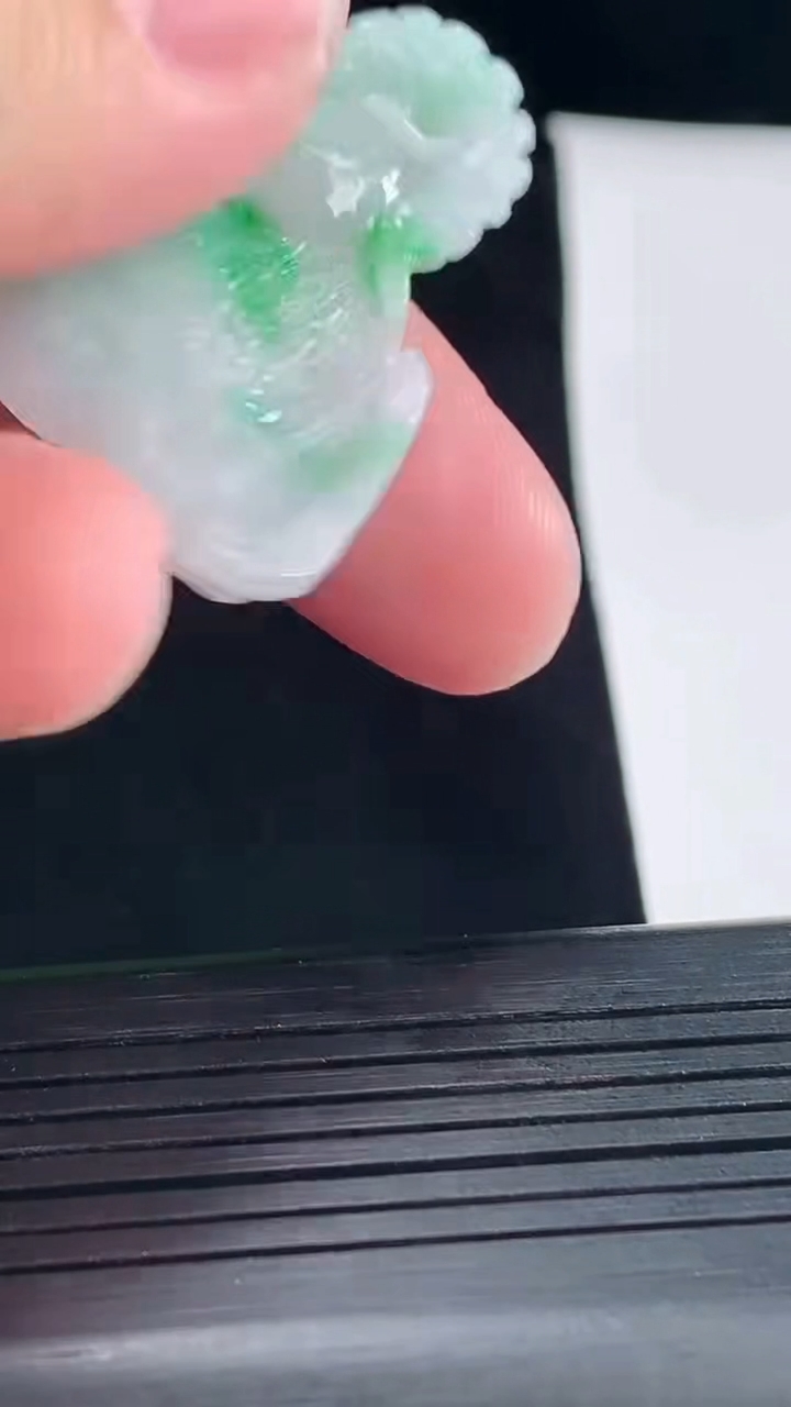 天然A货翡翠生肖羊吊坠，尺寸37.6-35.8-5重量:9.30g
5月9日