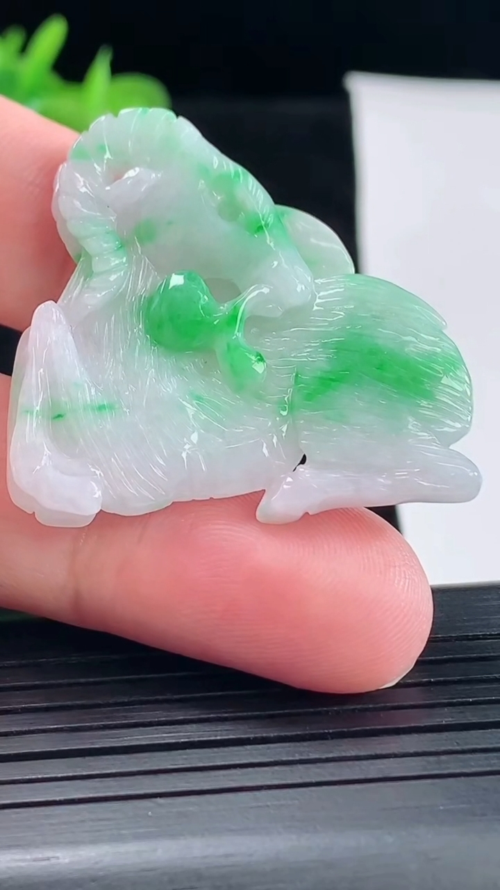 天然A货翡翠生肖羊吊坠，尺寸37.6-35.8-5重量:9.30g
5月9日