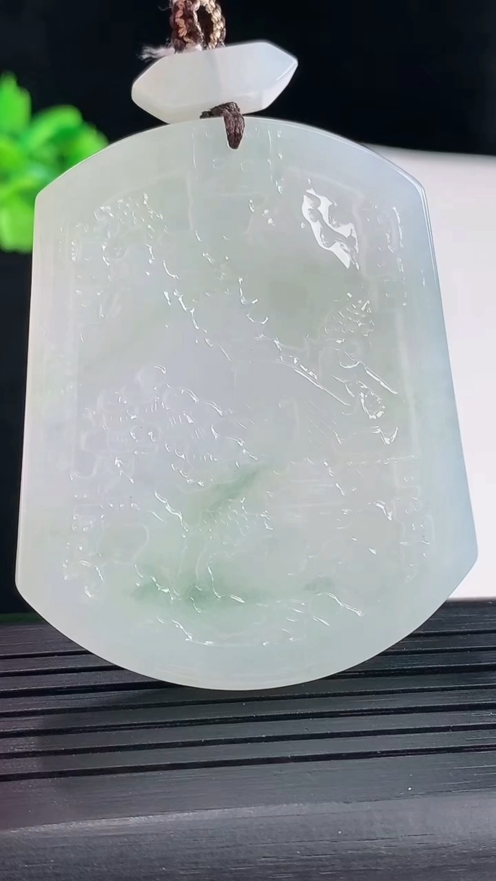 天然A货翡翠山水牌吊坠，尺寸55-44.5-5重量:33.44g
5月9日