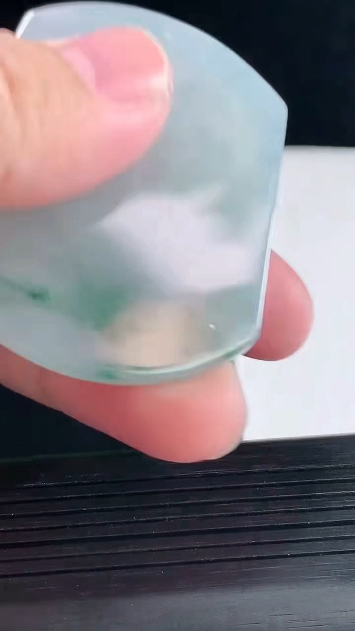 天然A货翡翠飘花文殊菩萨吊坠，尺寸52-42-5.8重量:27.70g
5月9日