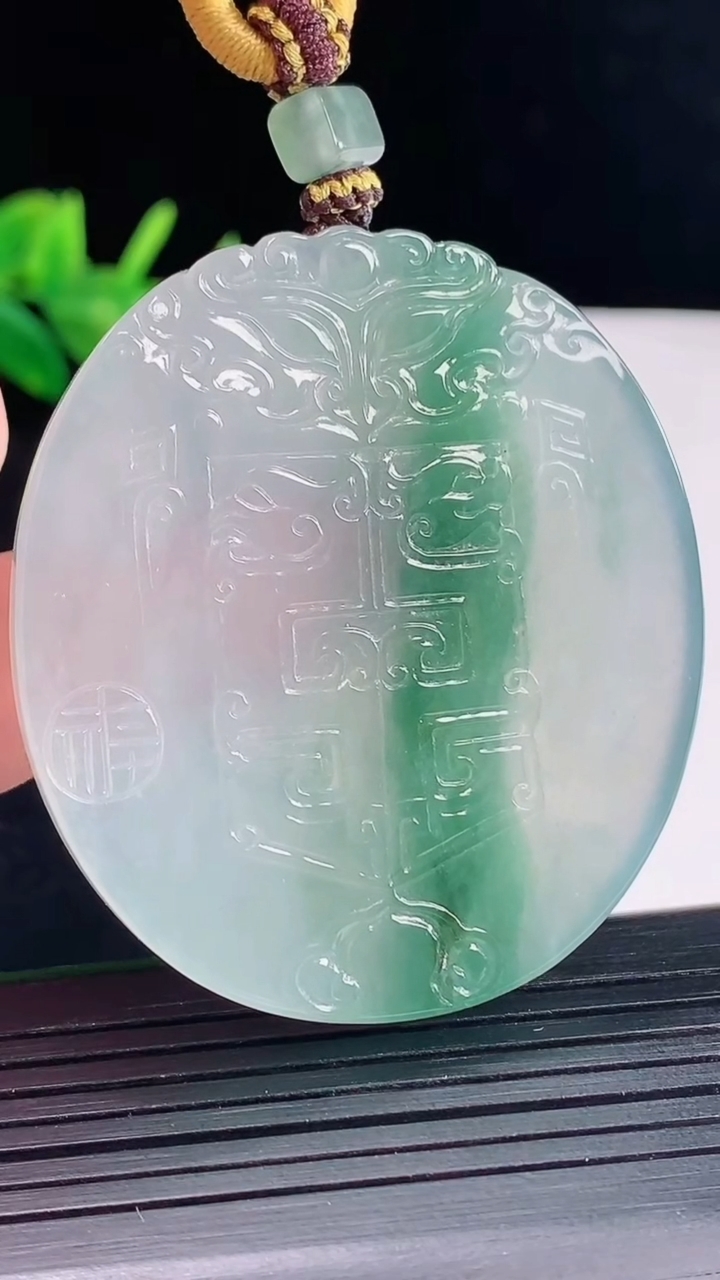 天然A货翡翠种飘花仿古无事牌吊坠，尺寸51.5-45.5-5.8重量:37.18g
5月9日
