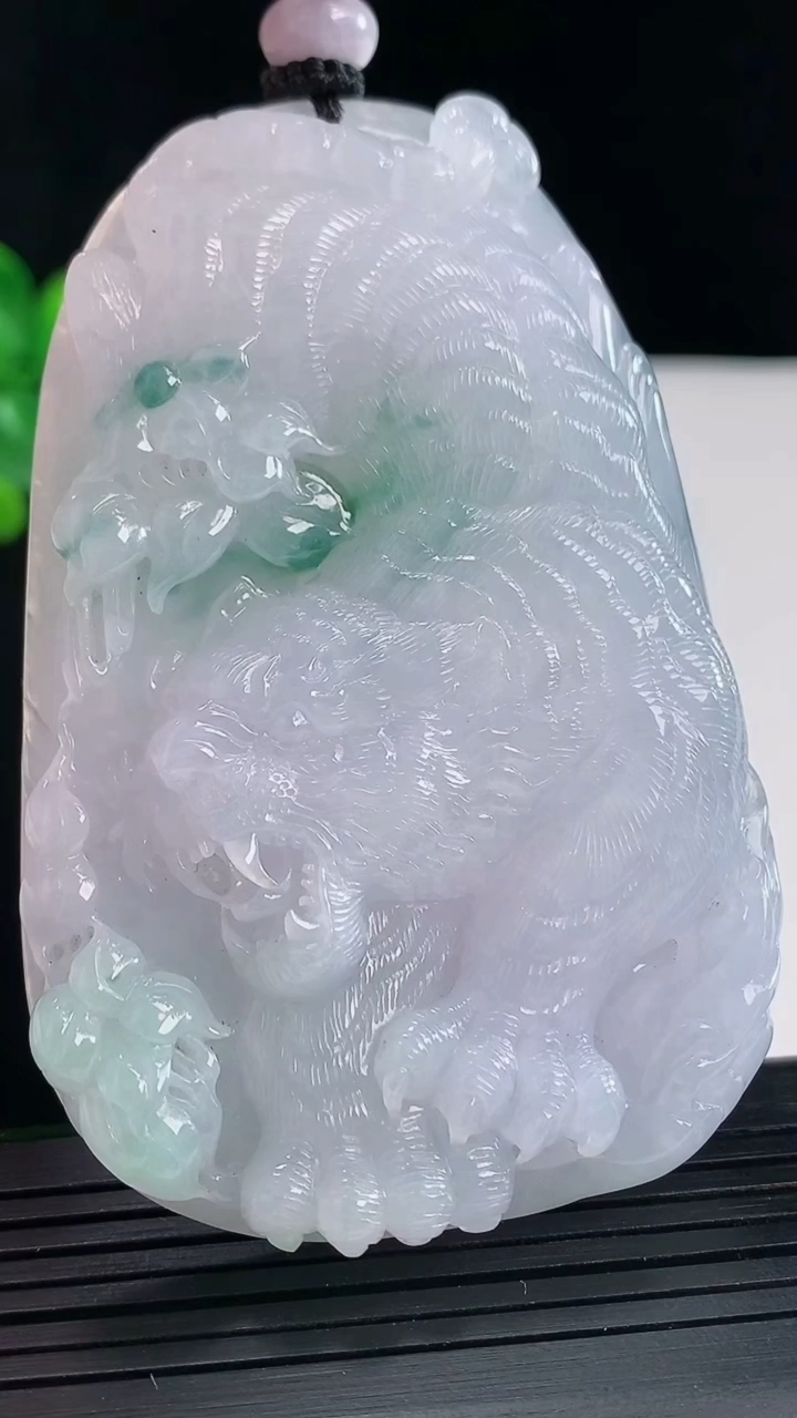 天然A货翡翠飘花生肖虎吊坠，尺寸75-49-11重量:86.54g
5月9日