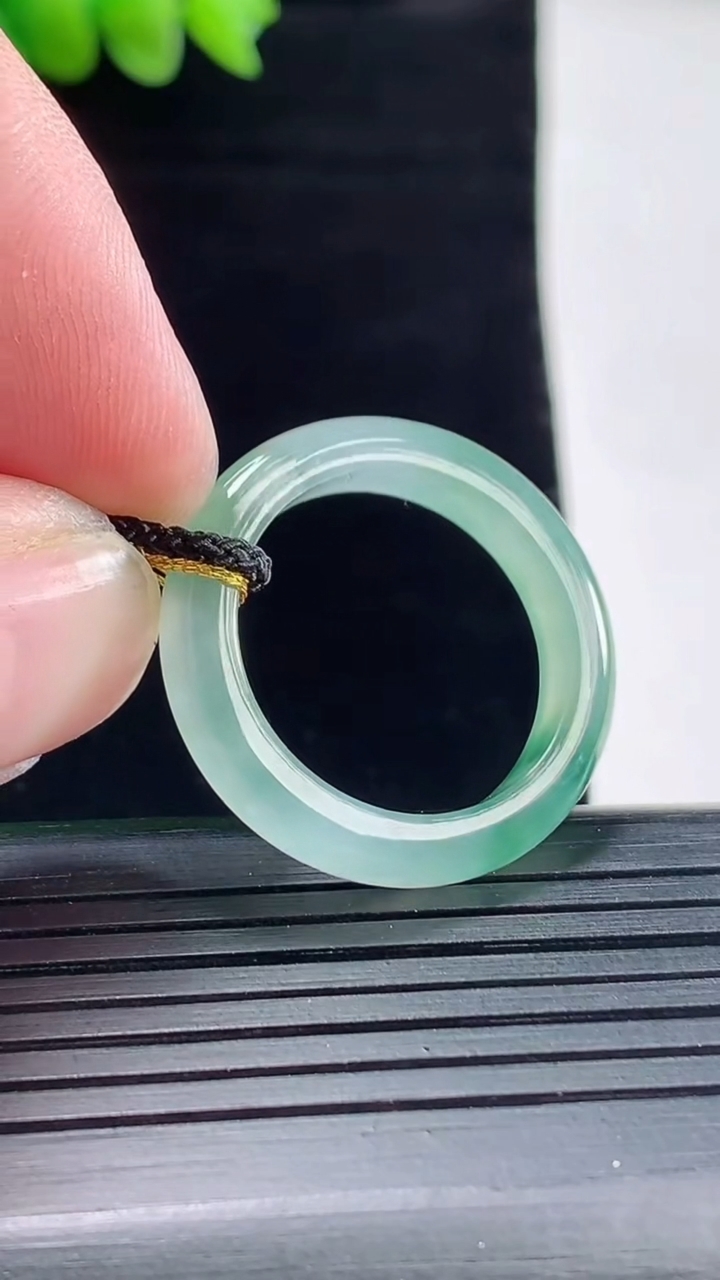 天然A货翡翠冰种飘花玉指环 戒指，尺寸19.6-4.2-3.5重量:3.39g2026年5月9日
工厂直销收藏佳品,种好水足，色泽均匀，有种有色，上手高大气！