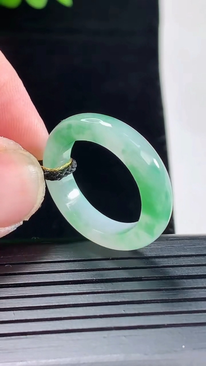 天然A货翡翠玉指环 戒指，尺寸18.3-5-3.8重量:3.91g2026年5月9日
工厂直销收藏佳品,种好水足，色泽均匀，有种有色，上手高大气！
