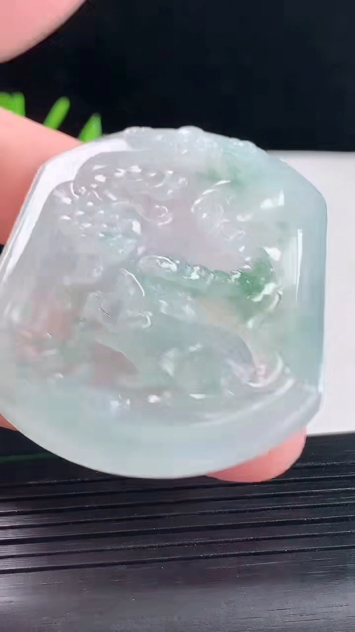 天然A货翡翠冰种飘花生肖鼠吊坠，尺寸52-44-4.5重量:24.54g
5月9日