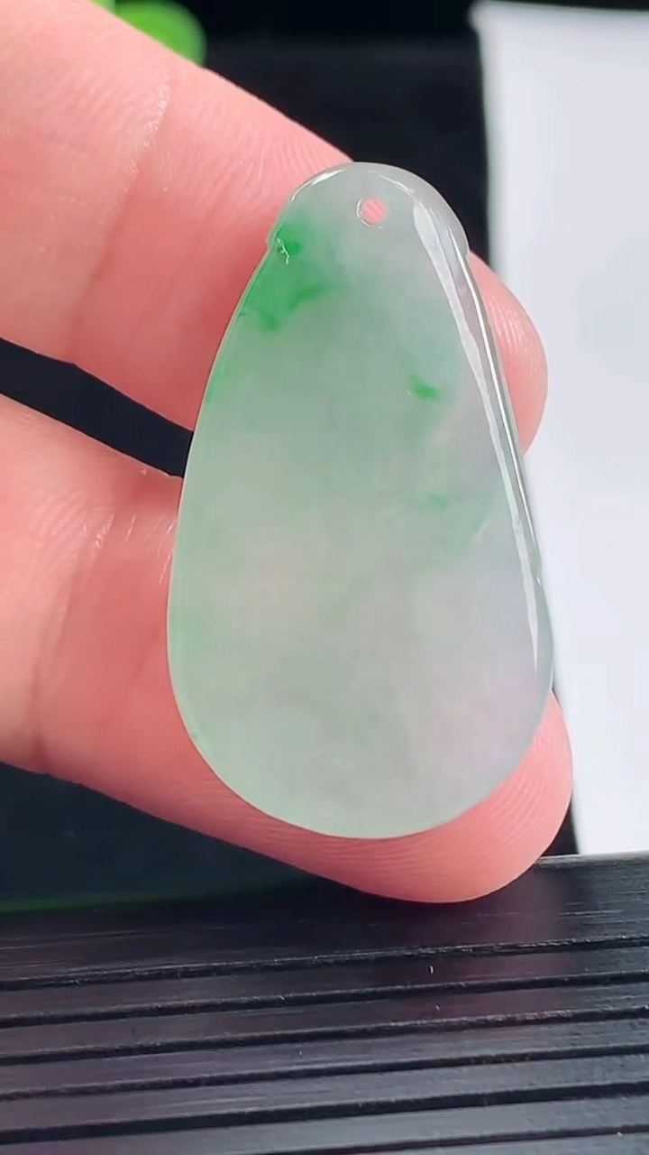 天然A货翡翠如意吊坠，尺寸34-19.6-4.2重量:5.50g
5月9日