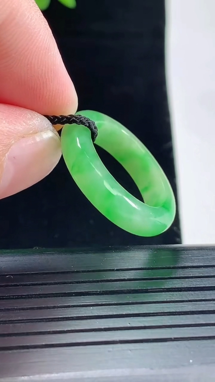 天然A货翡翠玉指环 戒指，尺寸18-5-3.5重量:3.67g2026年5月9日
工厂直销收藏佳品,种好水足，色泽均匀，有种有色，上手高大气！