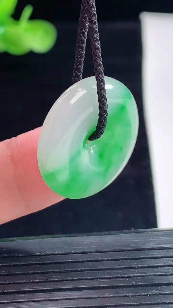 天然A货翡翠平安扣吊坠，尺寸23-5重量:5.65g
5月9日