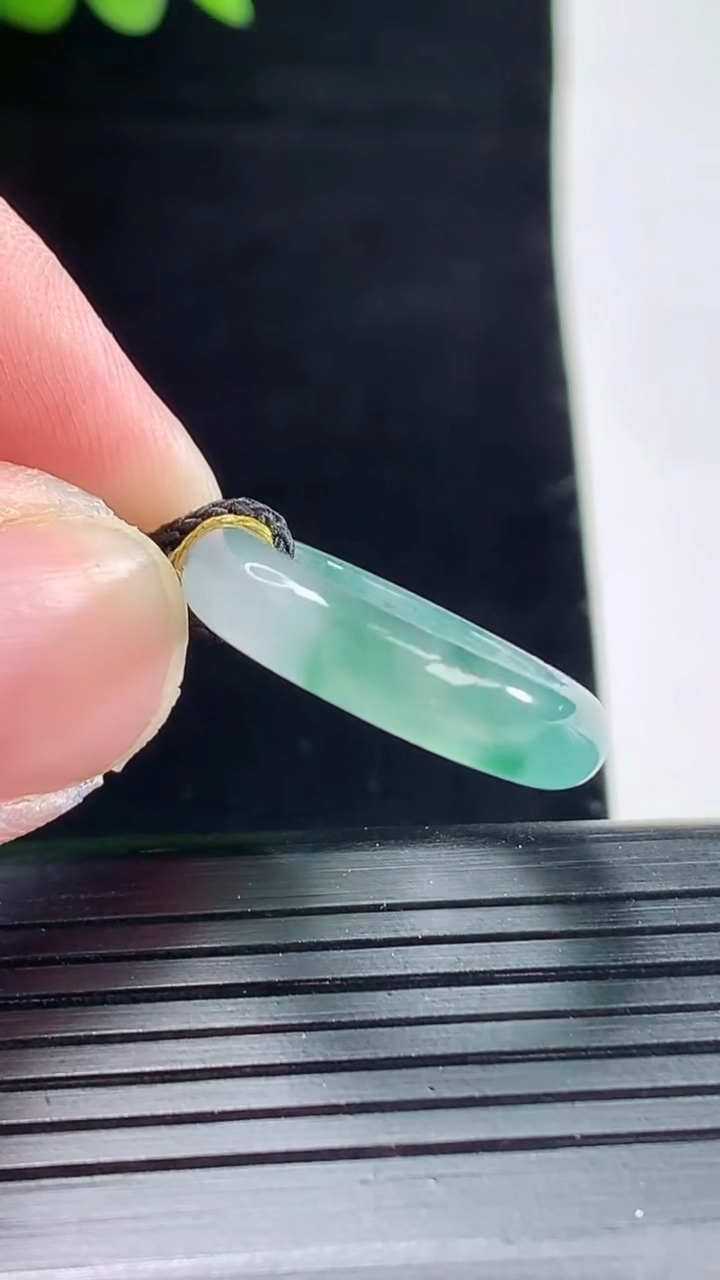 天然A货翡翠冰种飘花玉指环 戒指，尺寸15.8-4.5-3.5重量:2.83g2026年5月9日
工厂直销收藏佳品,种好水足，色泽均匀，有种有色，上手高大气！