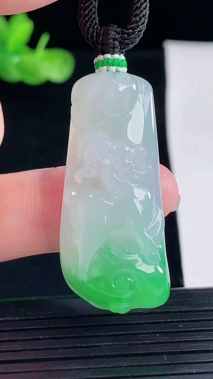 天然A货翡翠生肖羊吊坠，尺寸40.5-18-9重量:15.84g
5月9日