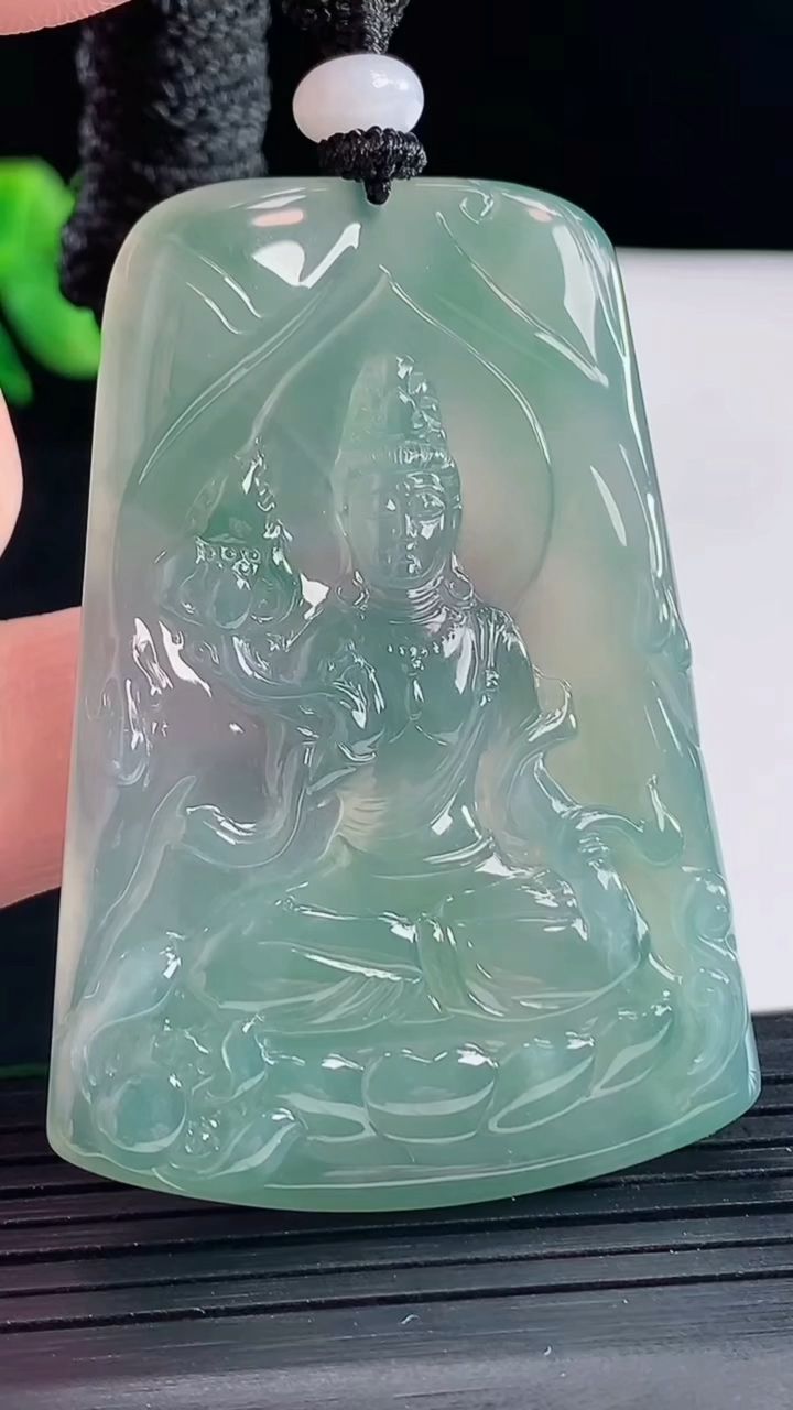 天然A货翡翠大势至菩萨吊坠，尺寸55.6-39-5.2重量:28.13g
5月9日