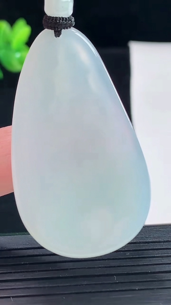 天然A货翡翠普贤菩萨吊坠，尺寸49-30-5重量:18.15g
5月9日