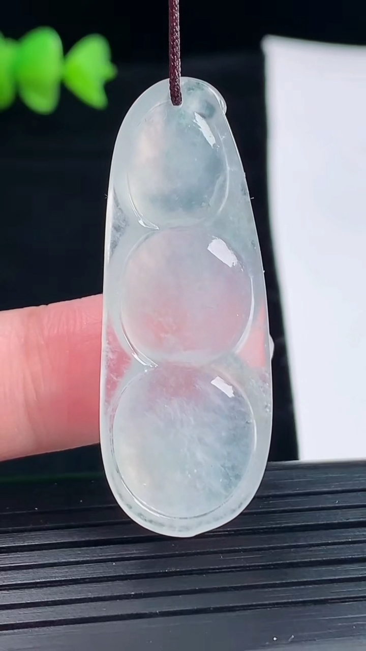 天然A货翡翠福豆吊坠，尺寸43.6-16.5-5.6重量:7.64g
5月9日