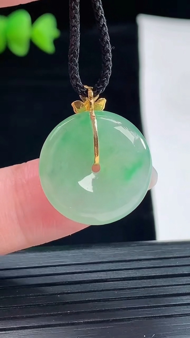 天然A货翡翠平安扣吊坠，尺寸19-4.2重量:3.44g
5月9日