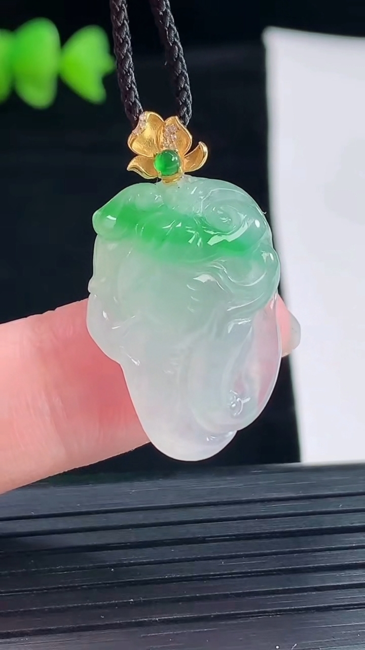 天然A货翡翠富甲一方 蟹钳吊坠，尺寸24.6-17.6-8重量:5.30g
5月9日