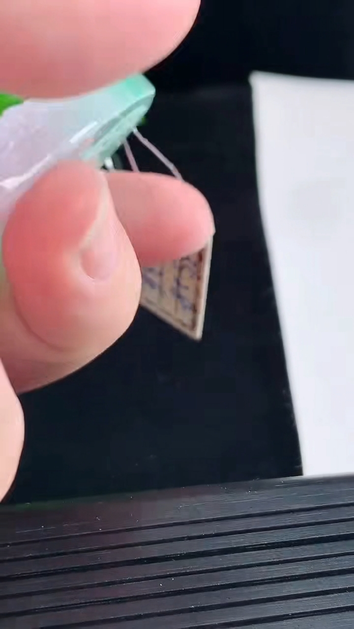 天然A货翡翠山水牌吊坠，尺寸52-35-9.2重量:35.21g
5月9日