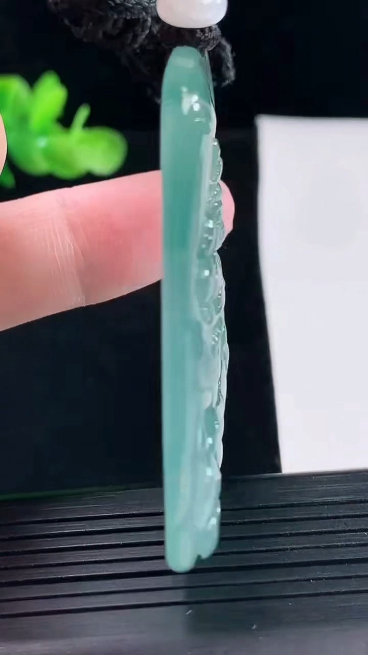 天然A货翡翠大势至菩萨吊坠，尺寸55.6-39-5.2重量:28.13g
5月9日