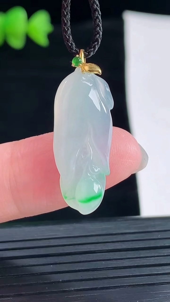 天然A货翡翠玉兰花吊坠，尺寸27-10.6-4.8重量:2.56g
5月9日