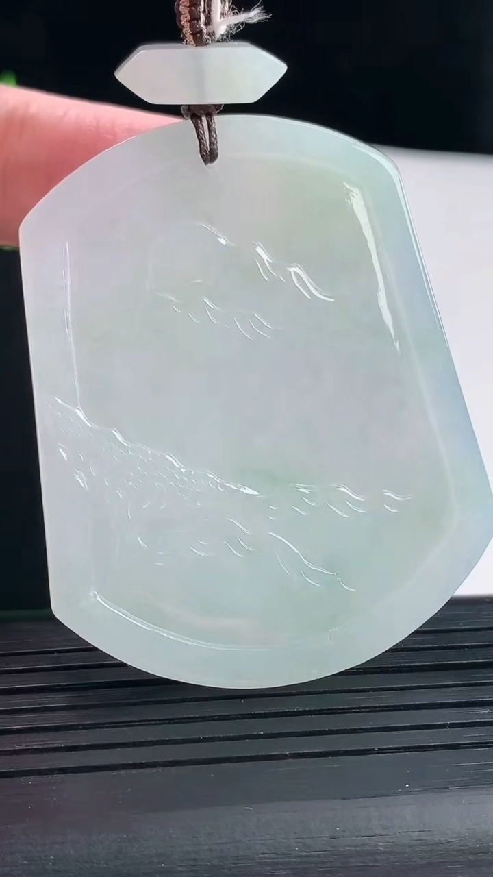 天然A货翡翠山水牌吊坠，尺寸55-44.5-5重量:33.44g
5月9日