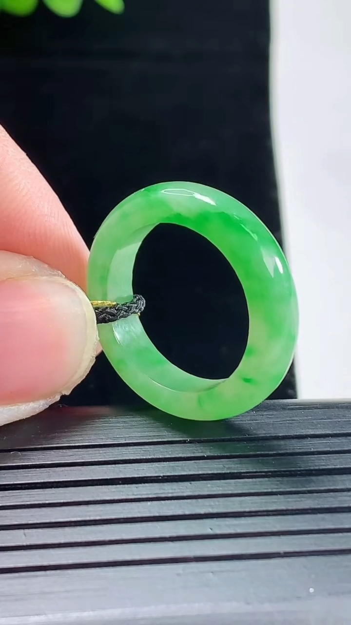 天然A货翡翠玉指环 戒指，尺寸18-5-3.5重量:3.67g2026年5月9日
工厂直销收藏佳品,种好水足，色泽均匀，有种有色，上手高大气！
