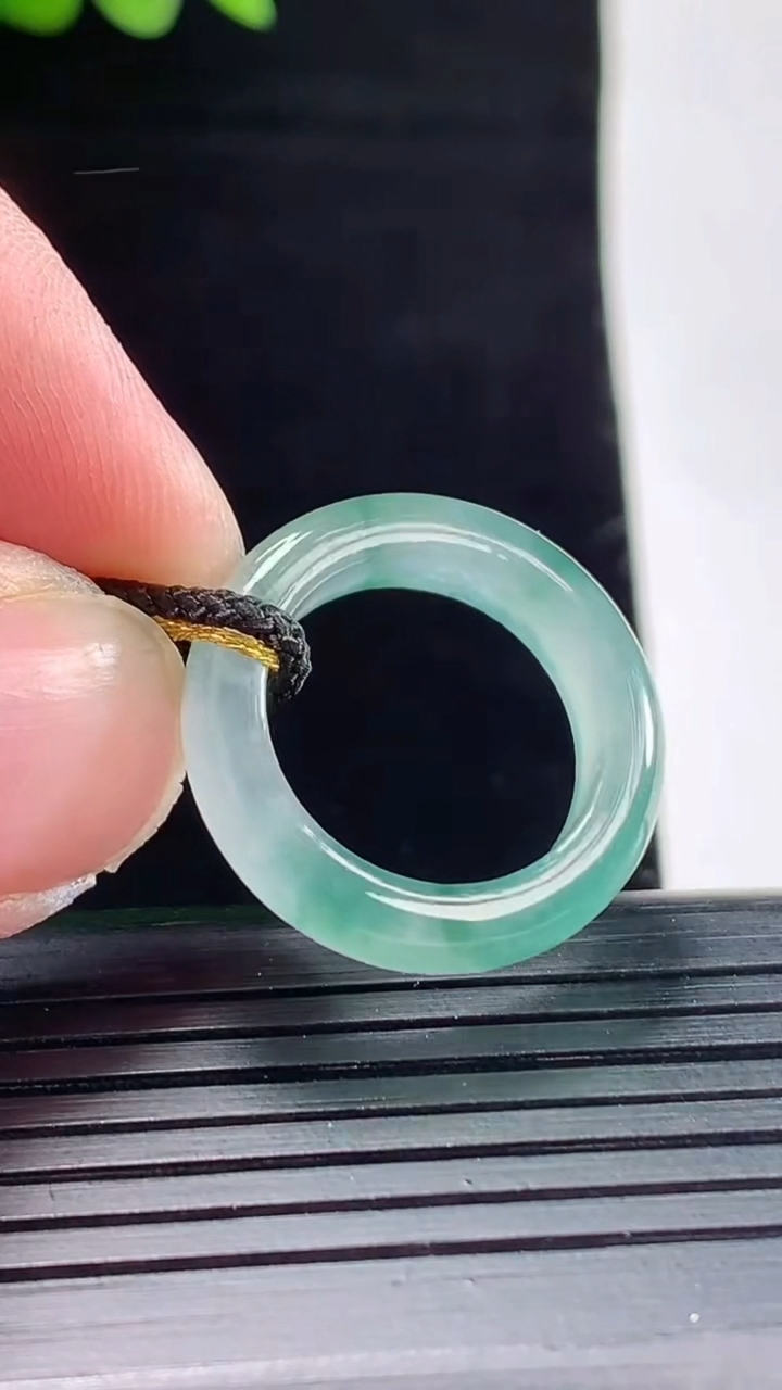 天然A货翡翠冰种飘花玉指环 戒指，尺寸15.8-4.5-3.5重量:2.83g2026年5月9日
工厂直销收藏佳品,种好水足，色泽均匀，有种有色，上手高大气！