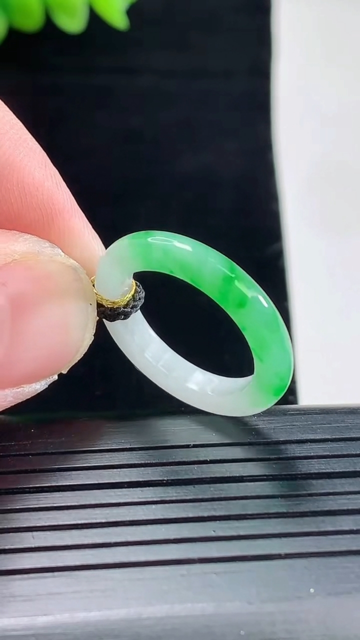天然A货翡翠玉指环 戒指，尺寸17.3-3.6-3.5重量:2.29g2026年5月9日
工厂直销收藏佳品,种好水足，色泽均匀，有种有色，上手高大气！