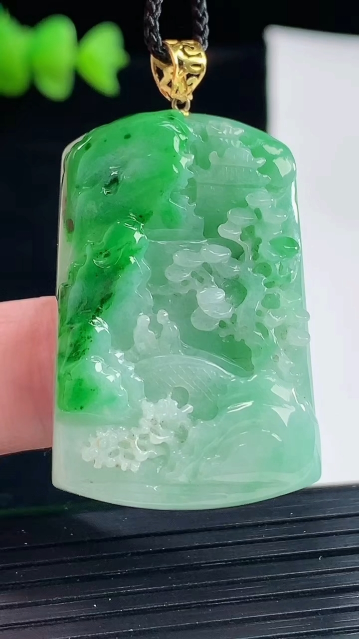 天然A货翡翠山水牌吊坠，尺寸37-25-6.2重量:13.86g
5月9日