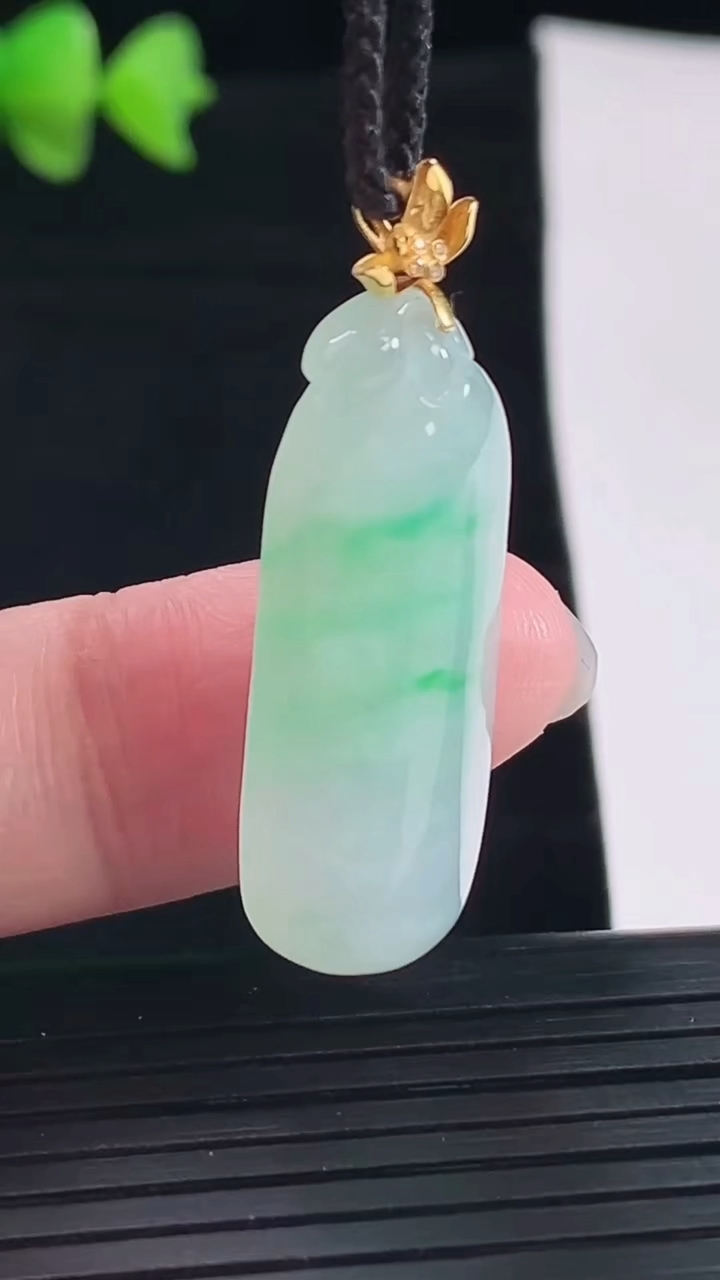 天然A货翡翠福瓜吊坠，尺寸34-13.5-8.2重量:6.64g
5月9日