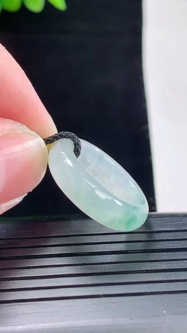 天然A货翡翠飘花玉指环 戒指，尺寸16.3-6-4重量:3.49g2026年5月9日
工厂直销收藏佳品,种好水足，色泽均匀，有种有色，上手高大气！