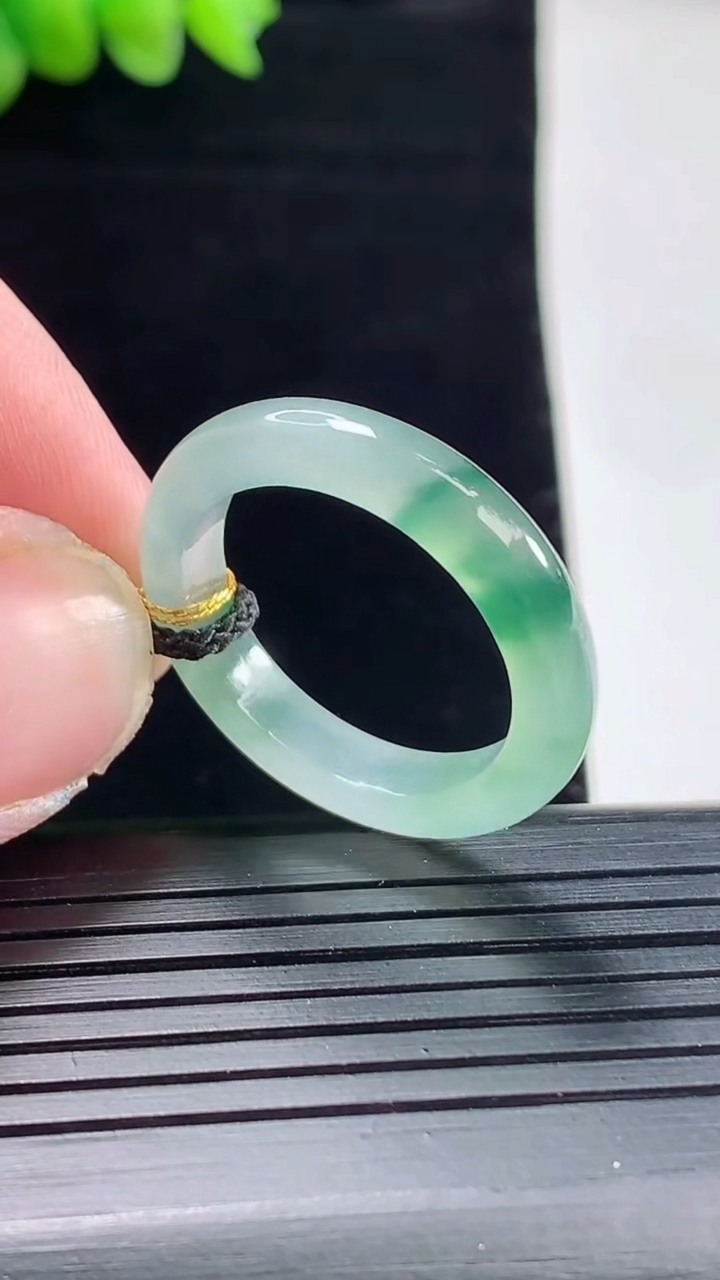 天然A货翡翠冰种飘花玉指环 戒指，尺寸19.6-4.2-3.5重量:3.39g2026年5月9日
工厂直销收藏佳品,种好水足，色泽均匀，有种有色，上手高大气！