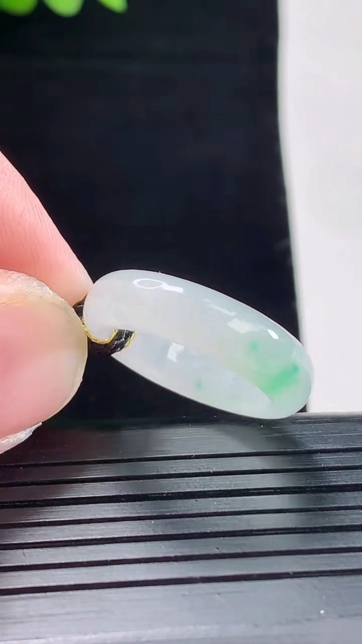 天然A货翡翠玉指环 戒指，尺寸17-5.5-3.2重量:3.28g2026年5月9日
工厂直销收藏佳品,种好水足，色泽均匀，有种有色，上手高大气！