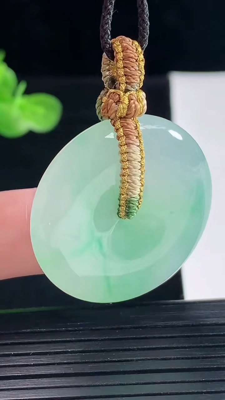 天然A货翡翠平安扣吊坠，尺寸32-6重量:13.10g
5月9日