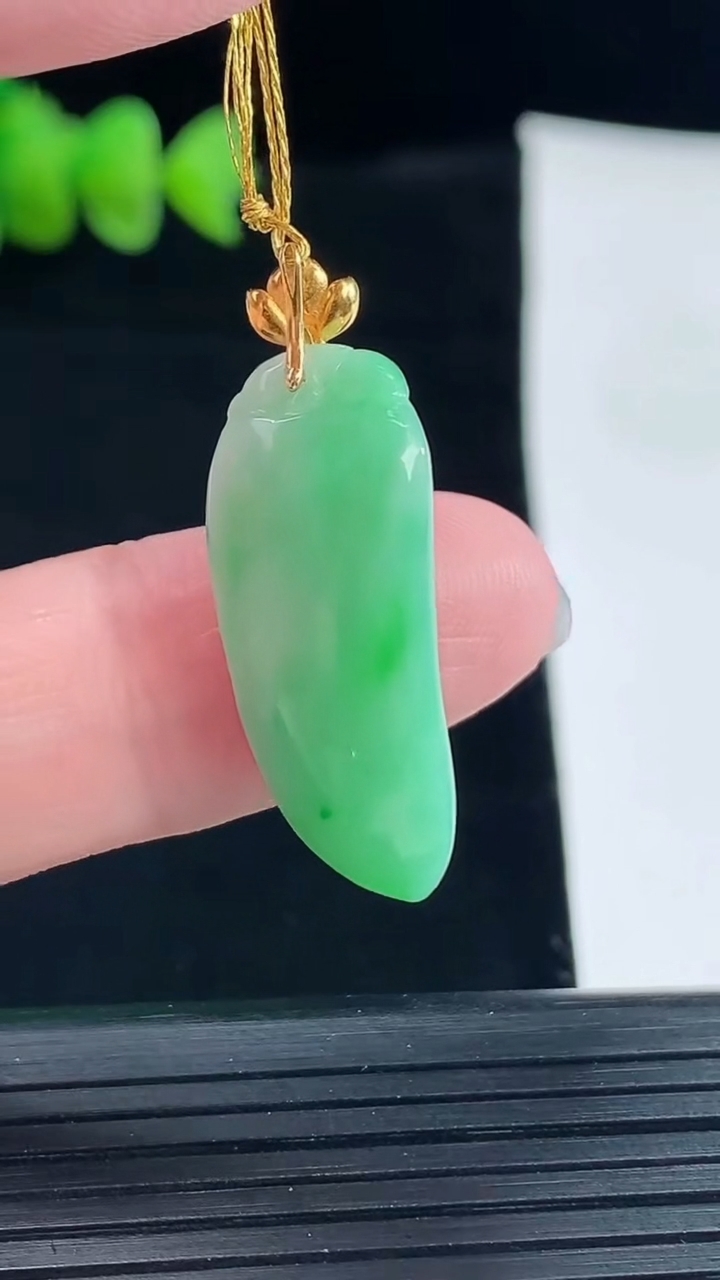 天然A货翡翠福瓜吊坠，尺寸27.5-10.6-8.5重量:4.56g
5月9日