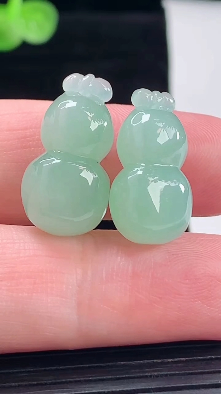天然A货翡翠葫芦吊坠一对，尺寸22.6-12-9.5重量:8.31g
5月9日
